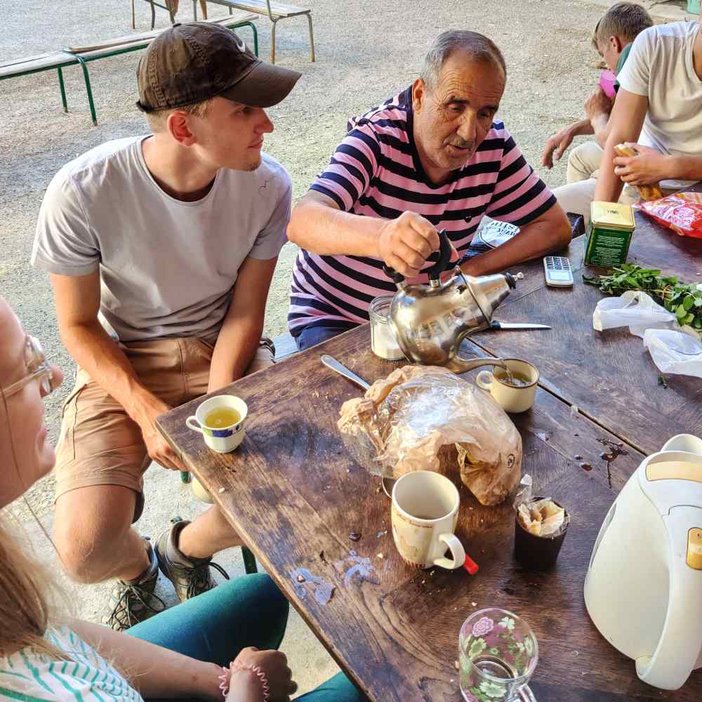 Echange avec Kader autour d'un thé accompagné de ses traditionnelles madeleines